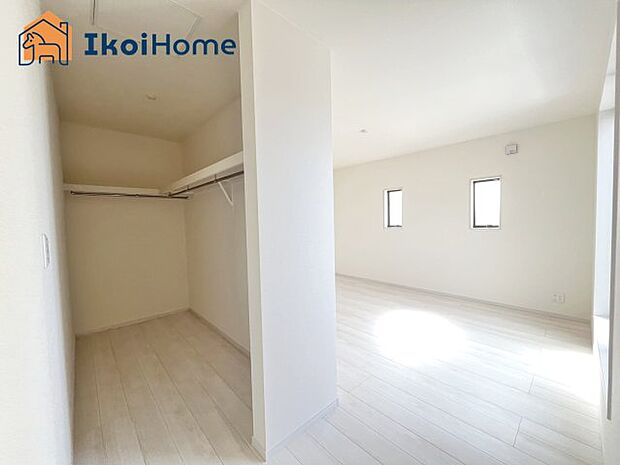 【ウォークインクローゼット】可動棚や枕棚、ハンガーパイプなどを自分の好みに合わせて自由につけることができ、衣類や装飾品、カバン、家電類等様々なものを収納できます。