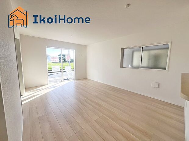 【居間・リビング】【ホームページに現地動画掲載中】●年中無休：当日予約可●カウンターキッチンからは室内が見渡せます。 