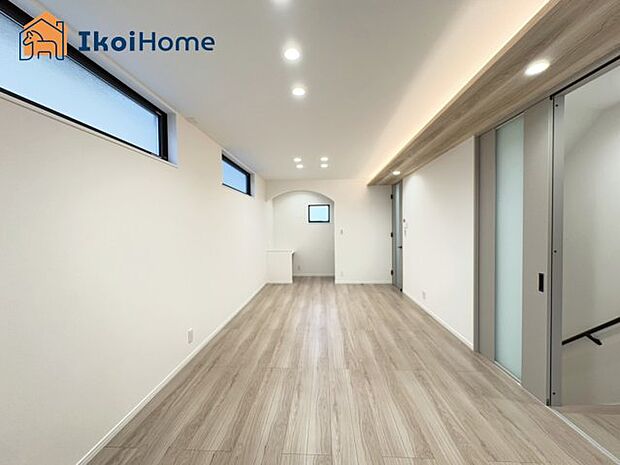 【居間・リビング】【ホームページに現地動画掲載中】●年中無休:当日予約可●LDKの横には書斎コーナーもございます!