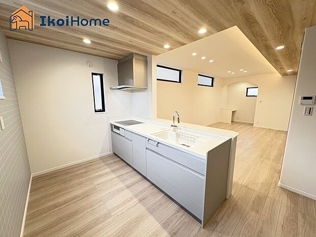 【キッチン】カウンターキッチンは開放的な雰囲気があり、リビングとダイニングが一体化した空間を作り出しています。