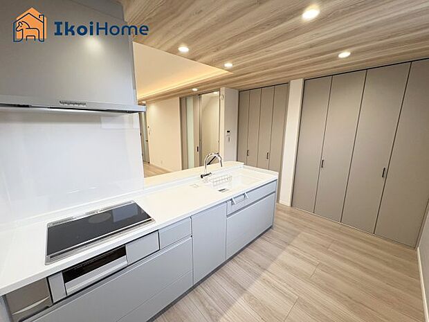 【コンロ】IHは平らな構造の為、普段のお手入れが簡単で、炎が燃え広がるような心配も少ないです。