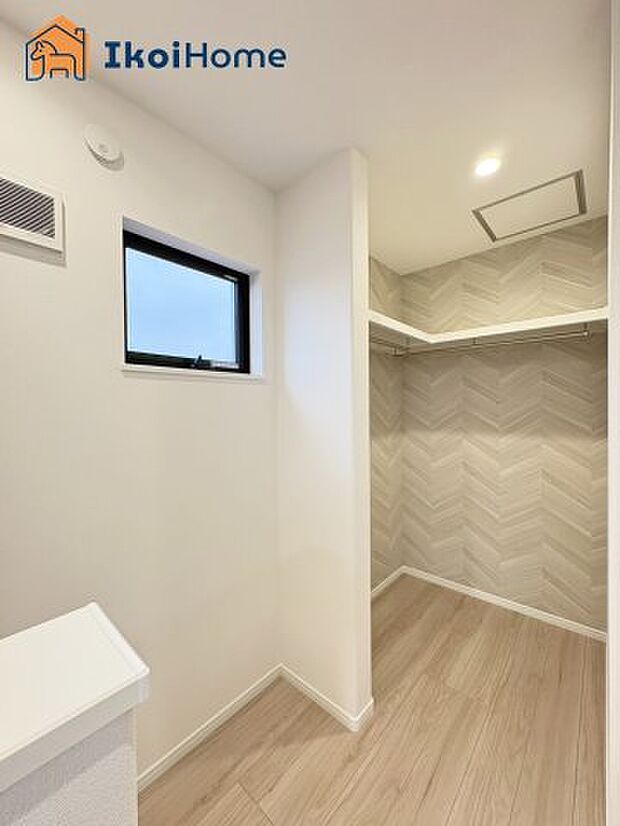 【ウォークインクローゼット】広いウォークインクローゼットはかさばりやすい衣類や大きな家電類も収納することができ、お部屋がスッキリとします。