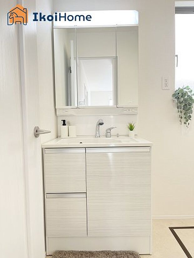 【洗面台】●施工事例●三面鏡で左右や後ろ髪のセットもしやすく、非常に便利です。また、鏡の後ろも収納ができるので、洗面周りもスッキリします。