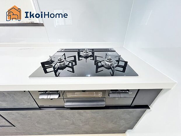 【キッチン】【ホームページに現地動画掲載中】●年中無休:当日予約可●三口コンロには火口にSIセンサーを搭載!