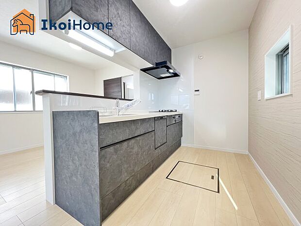 【キッチン】カウンターキッチンは開放的な雰囲気があり、リビングとダイニングが一体化した空間を作り出しています。