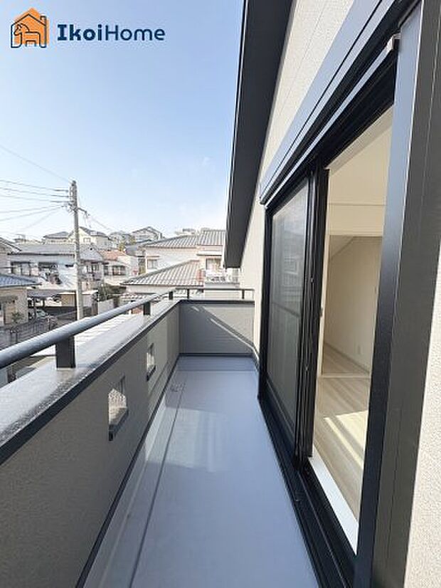 【バルコニー】屋根がないですがバルコニー屋根は約8万円から設置することも可能です。