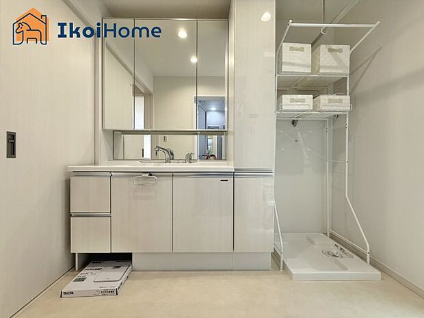 【洗面室】【施工例】三面鏡で左右や後ろ髪のセットもしやすく、非常に便利です。また、鏡の後ろも収納ができるので、洗面周りもスッキリします。