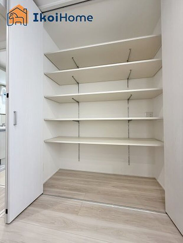 【クローゼット】【施工例】クローゼットはかさばりやすい衣類や大きな家電類も収納することができ、お部屋がスッキリとします。