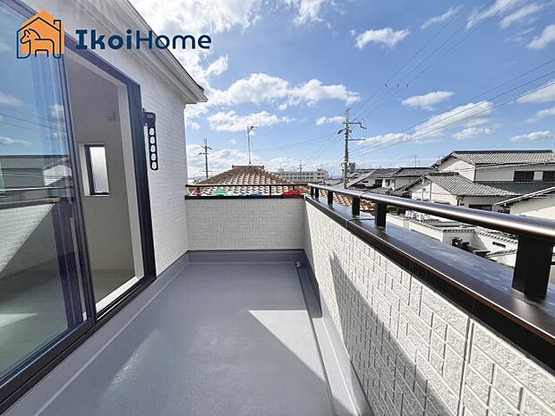 【バルコニー】屋根がないですがバルコニー屋根は約8万円から設置することも可能です。