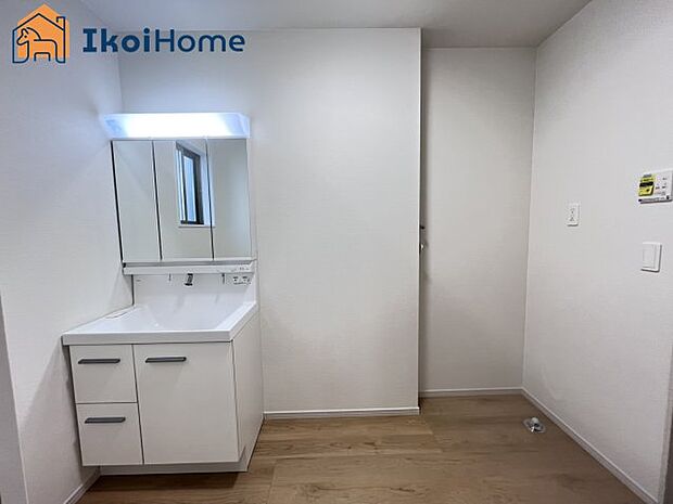 【洗面台】洗面台の横にスペースがあるので追加で棚を置くことも可能です。