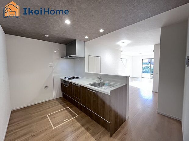 【キッチン】カウンターキッチンは開放的な雰囲気があり、リビングとダイニングが一体化した空間を作り出しています。