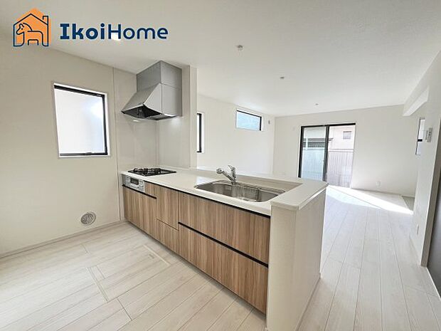 【キッチン】◆同社施工例◆キッチンと同色のカップボードの設置依頼を承ることが多いです。お気軽にご相談下さいませ