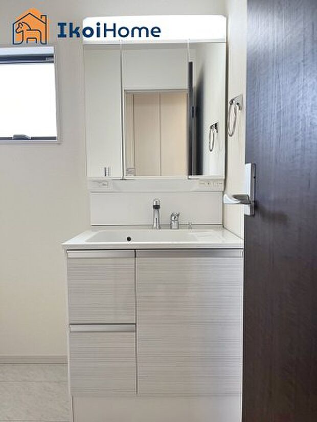 【洗面台】●施工事例●三面鏡で左右や後ろ髪のセットもしやすく、非常に便利です。また、鏡の後ろも収納ができるので、洗面周りもスッキリします。