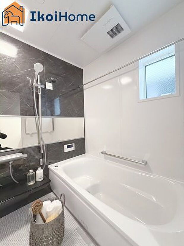 【お風呂】浴室乾燥機付きで、冬は暖房をしてから入ることでヒートショックを避けることができ、雨の日は衣類乾燥も可能です。