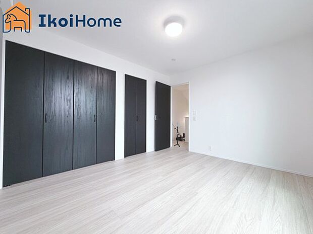 【ウォークインクローゼット】可動棚や枕棚、ハンガーパイプなどを自分の好みに合わせて自由につけることができ、衣類や装飾品、カバン、家電類等様々なものを収納できます。