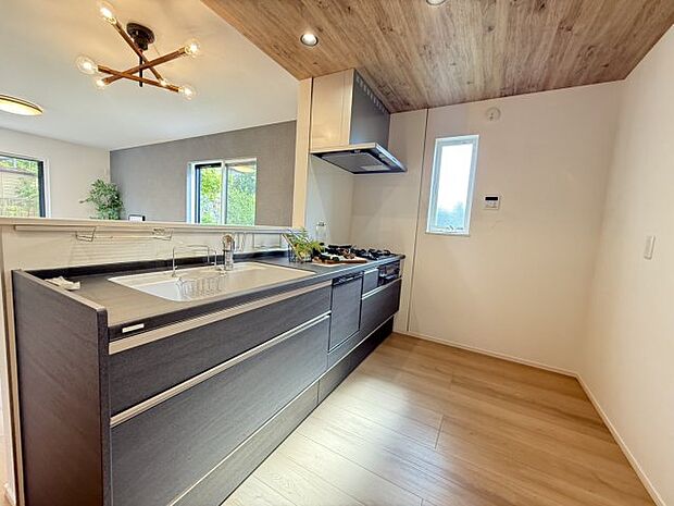 【キッチン】同社施工事例です●年中無休：当日予約可●シンクは傷や汚れが付きにくく音を大幅に軽減する静音仕様