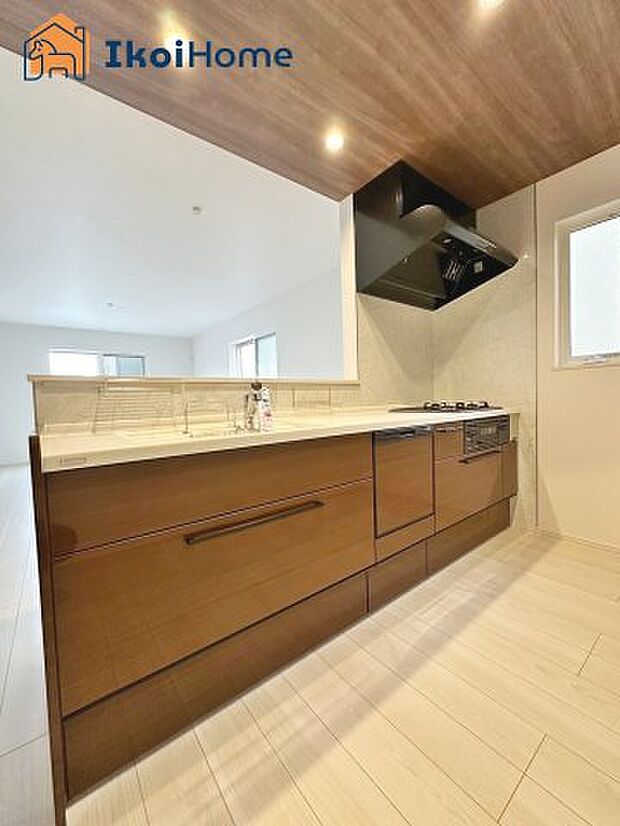 【キッチン】◆施工例◆カウンターキッチンは開放的な雰囲気があり、リビングとダイニングが一体化した空間を作り出しています。