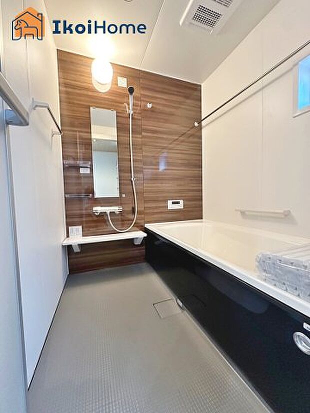 【お風呂】◆施工例◆ゆっくりと半身浴ができるベンチ付きタイプの浴槽で、満水容量で約３６Lの節水効果もあります。