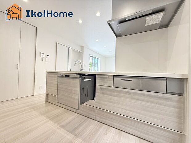 【キッチン】◆施工例◆カウンターキッチンは開放的な雰囲気があり、リビングとダイニングが一体化した空間を作り出しています。