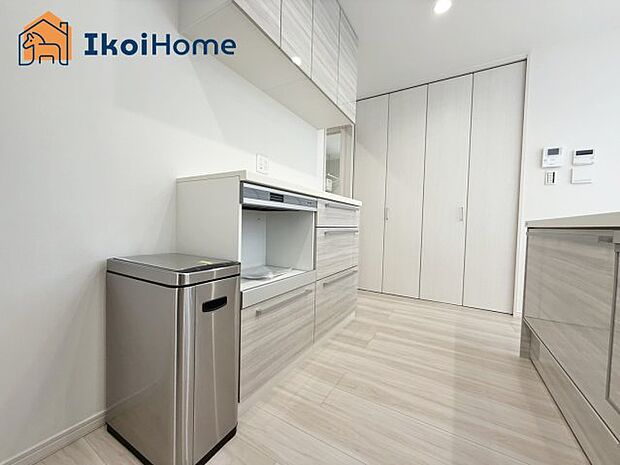 【カップボード】◆施工例◆カップボードは普通の食器棚より約2倍の耐久性があり、長期間にわたり使用ができます。