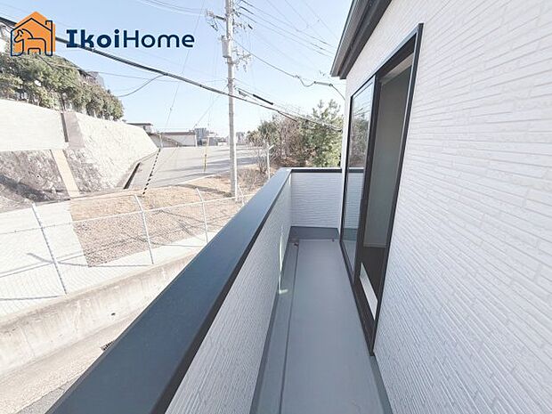 【バルコニー】屋根がないですがバルコニー屋根は約8万円から設置することも可能です。