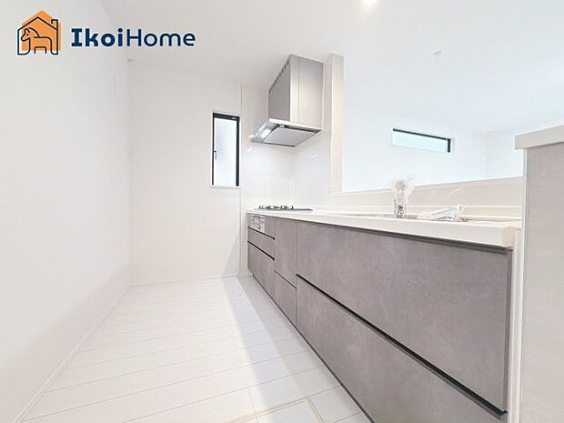 【キッチン】カウンターキッチンは開放的な雰囲気があり、リビングとダイニングが一体化した空間を作り出しています。