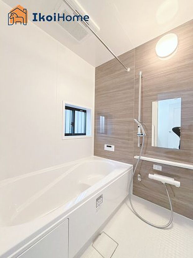 【お風呂】一般的な畳2枚分の浴室の広さになっています。お子様と一緒に入っても狭くありません。