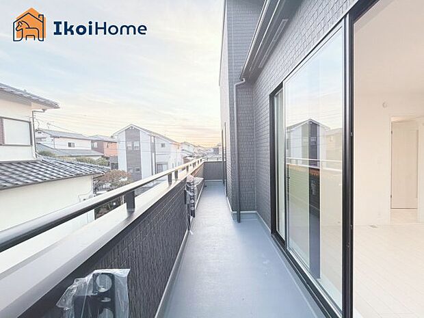 【バルコニー】屋根がないですがバルコニー屋根は約8万円から設置することも可能です。