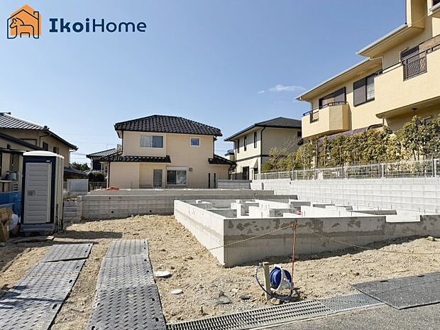 【外観】●年中無休：当日予約可●お車は縦列で2台駐車可能です！前面道路は交通量少なめで入出庫楽々安心です。