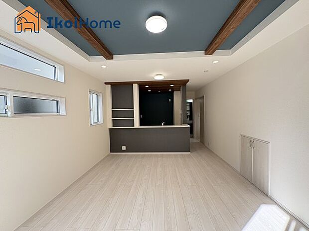 【キッチン】カウンターキッチンは開放的な雰囲気があり、リビングとダイニングが一体化した空間を作り出しています。