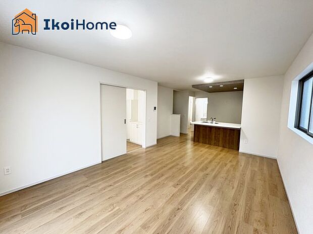 【居間・リビング】【ホームページに現地動画掲載中】●年中無休:当日予約可●人気の対面式のキッチンで明るい!