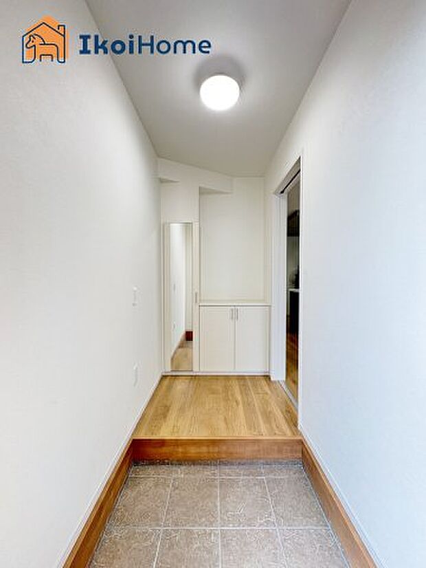 【シューズインクローゼット】鏡付きのシューズインクローゼットはお出かけ前に身だしなみをチェックすることができます。