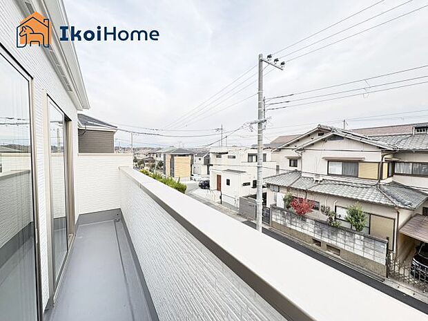 【バルコニー】屋根がないですがバルコニー屋根は約8万円から設置することも可能です。