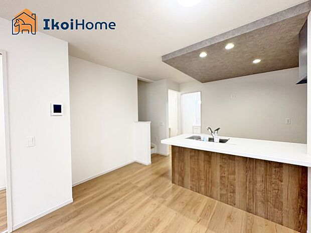 【キッチン】カウンターキッチンは開放的な雰囲気があり、リビングとダイニングが一体化した空間を作り出しています。