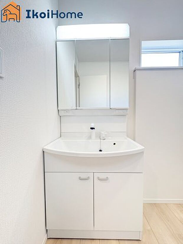 【洗面台】三面鏡で左右や後ろ髪のセットもしやすく、非常に便利です。また、鏡の後ろも収納ができるので、洗面周りもスッキリします。