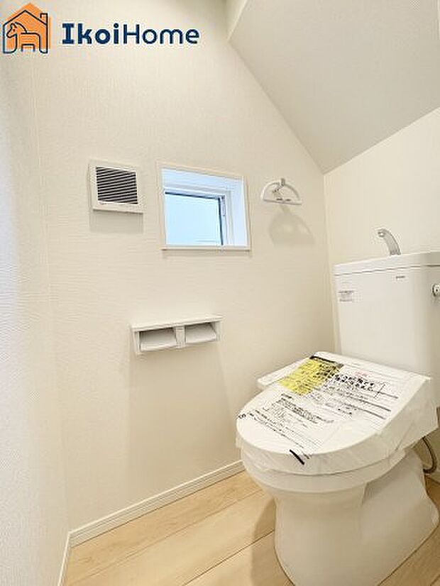 【トイレ】トイレには温水洗浄便座機能付きで、冬も便座が冷たくないので腰冷えを避けられます。