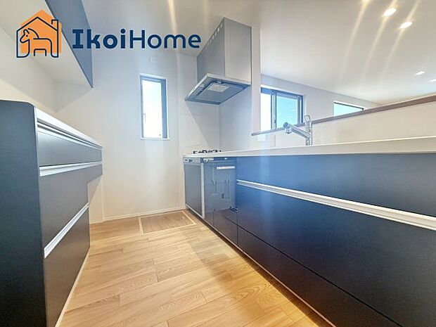 【キッチン】●施工事例●カウンターキッチンは開放的な雰囲気があり、リビングとダイニングが一体化した空間を作り出しています。