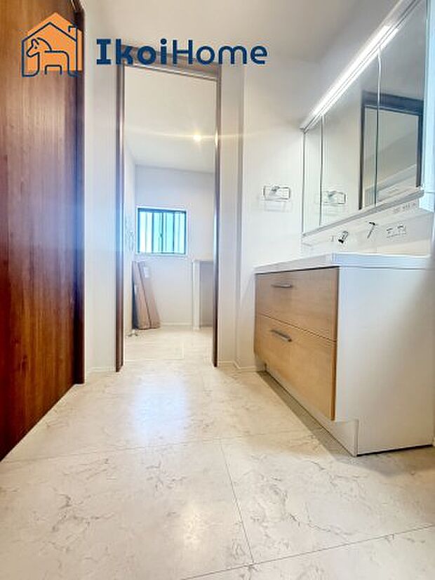 【洗面台】●施工事例●三面鏡で左右や後ろ髪のセットもしやすく、非常に便利です。また、鏡の後ろも収納ができるので、洗面周りもスッキリします。