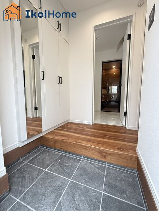 【シューズインクローゼット】鏡付きのシューズインクローゼットはお出かけ前に身だしなみをチェックすることができます。