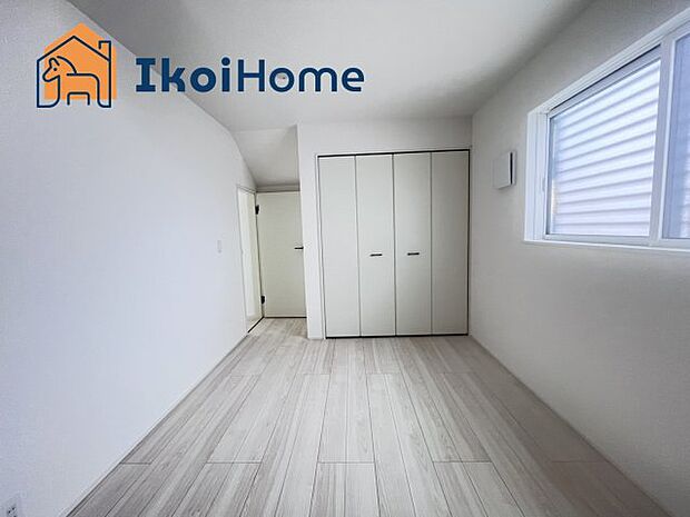 【ウォークインクローゼット】●施工事例●広いウォークインクローゼットはかさばりやすい衣類や大きな家電類も収納することができ、お部屋がスッキリとします。