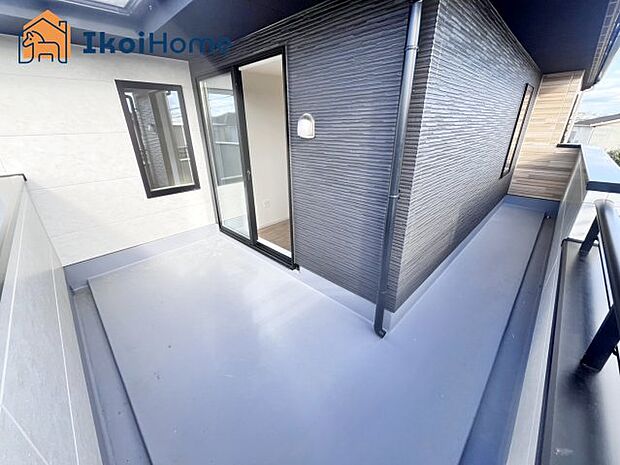 【バルコニー】●施工例●ゆったりとしていて広いので、たくさんのお洗濯物を干せるだけでなく、お子様との遊びスペースとしても利用できます。