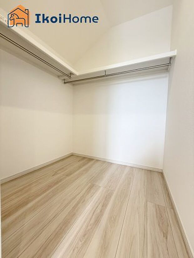 【ウォークインクローゼット】●施工例●広いウォークインクローゼットはかさばりやすい衣類や大きな家電類も収納することができ、お部屋がスッキリとします。