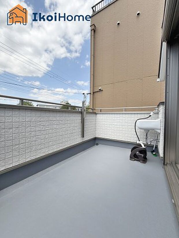 【バルコニー】●施工例●ゆったりとしていて広いので、たくさんのお洗濯物を干せるだけでなく、お子様との遊びスペースとしても利用できます。