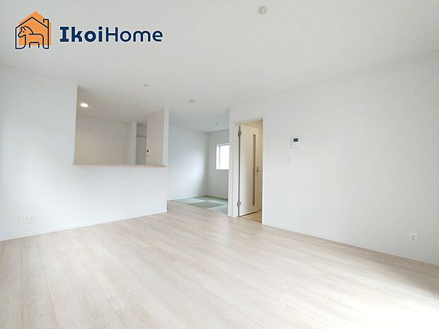 【居間・リビング】◆同社施工例◆リビングは長方形で家具を配置しやすい間取りとなっております。