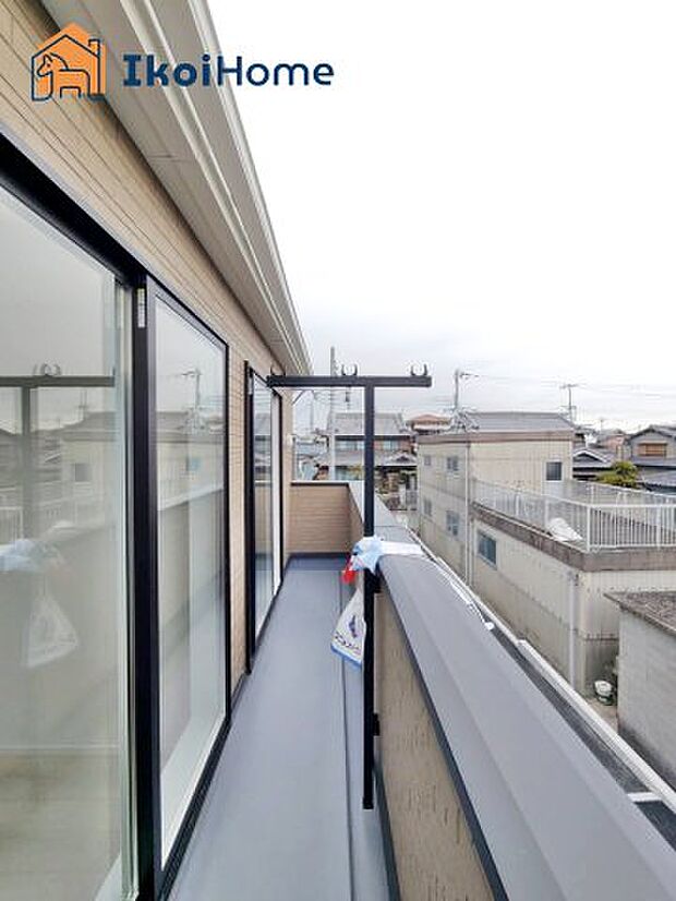 【バルコニー】●施工例●日当たりも良く、周辺に建物もないため安心して干せるほか、しっかりと日に当てて乾かすことができるので気持ちがいいです。