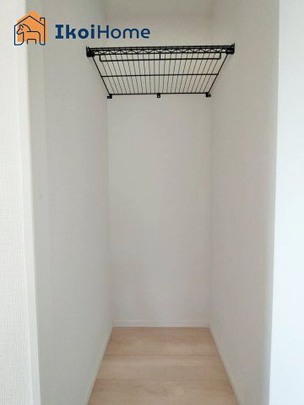 【クローゼット】●施工例●可動棚や枕棚、ハンガーパイプなどを自分の好みに合わせて自由につけることができ、衣類や装飾品、カバン、家電類等様々なものを収納できます。