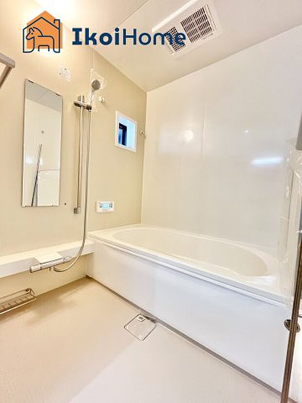 【お風呂】一般的な畳2枚分の浴室の広さになっています。お子様と一緒に入っても狭くありません。