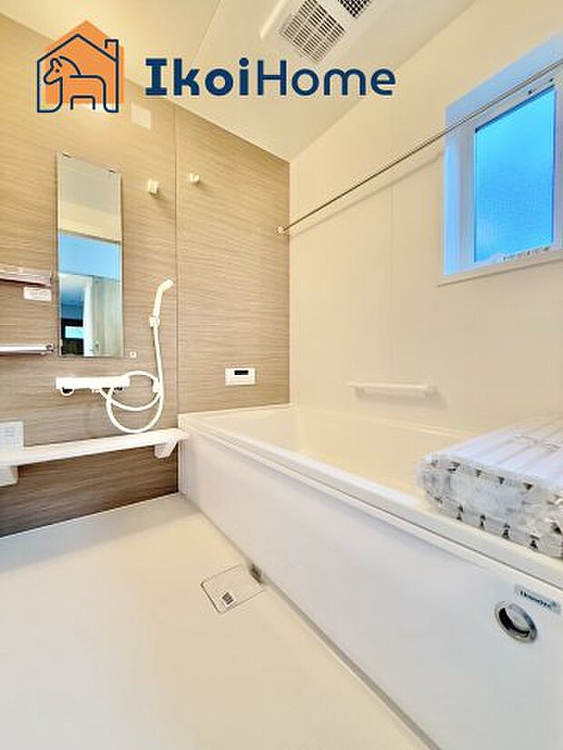 【お風呂】一般的な畳2枚分の浴室の広さになっています。お子様と一緒に入っても狭くありません。