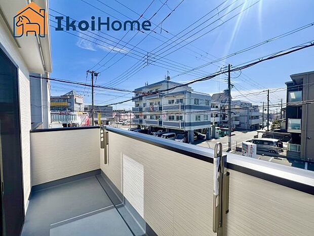 【バルコニー】屋根がないですがバルコニー屋根は約8万円から設置することも可能です。