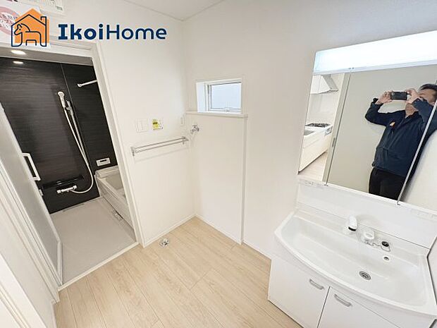 【洗面台】三面鏡で左右や後ろ髪のセットもしやすく、非常に便利です。また、鏡の後ろも収納ができるので、洗面周りもスッキリします。